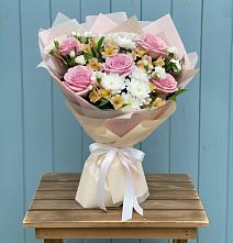 Букет цветов из:  Гвоздики, Орхидеи и Розы в Николаевке