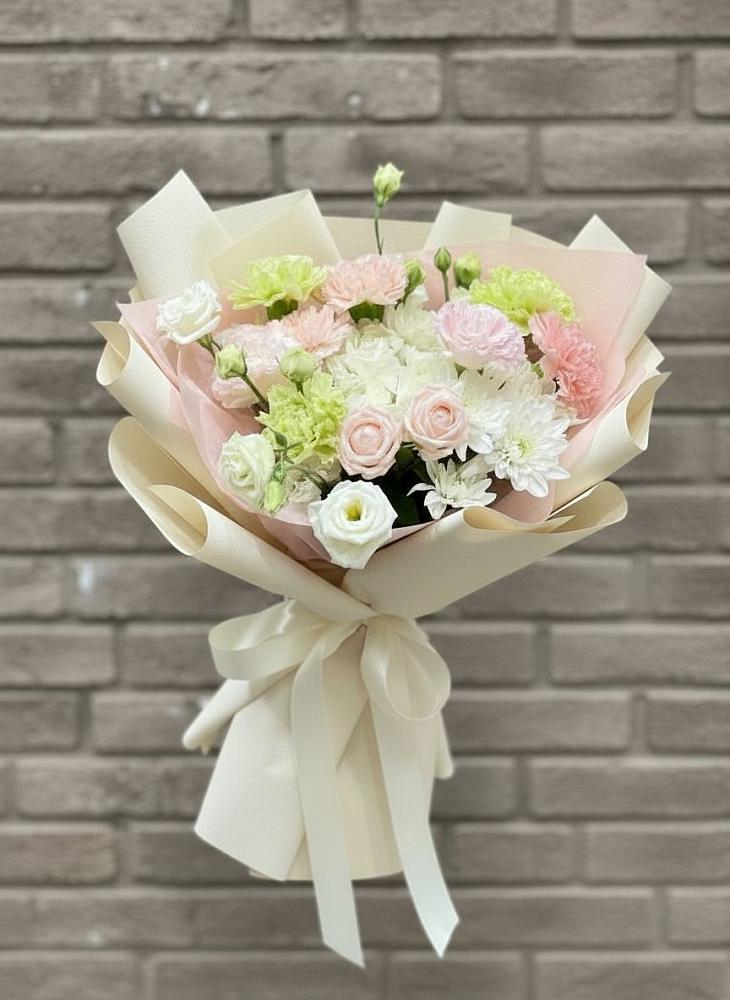 Букет цветов из: Гвоздики, Розы, Лизиантусы и Хризантемы в Николаевке