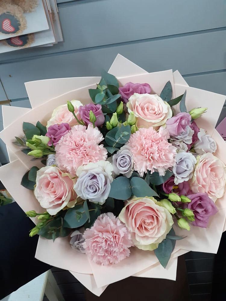 Букет цветов из: Розы, Гвоздики и Лизиантусы в Николаевке