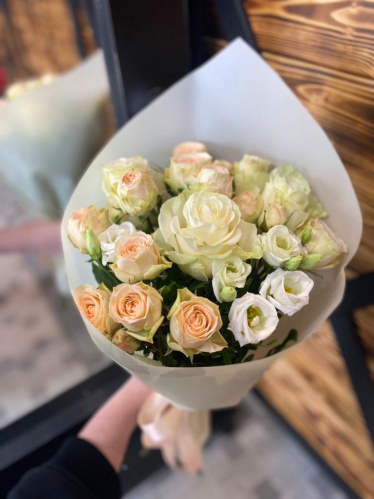 Букет цветов из: Розы и Лизиантусы в Николаевке